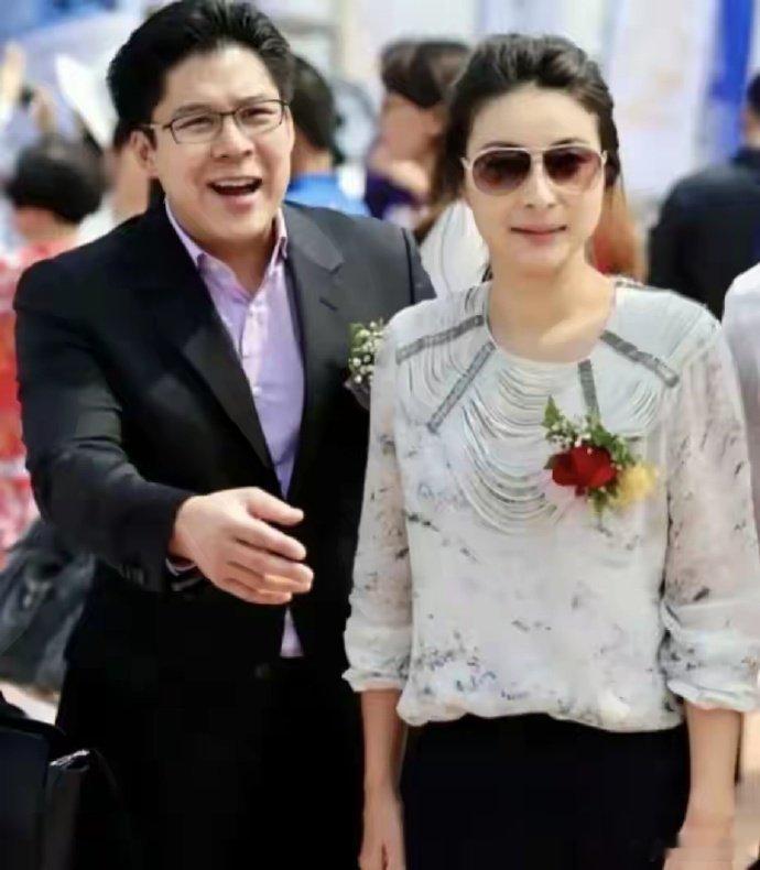 依然记得当年他和郭晶晶唱k，离开时男友人抱了一下你晶， 把霍启刚气到冲到马路狂给