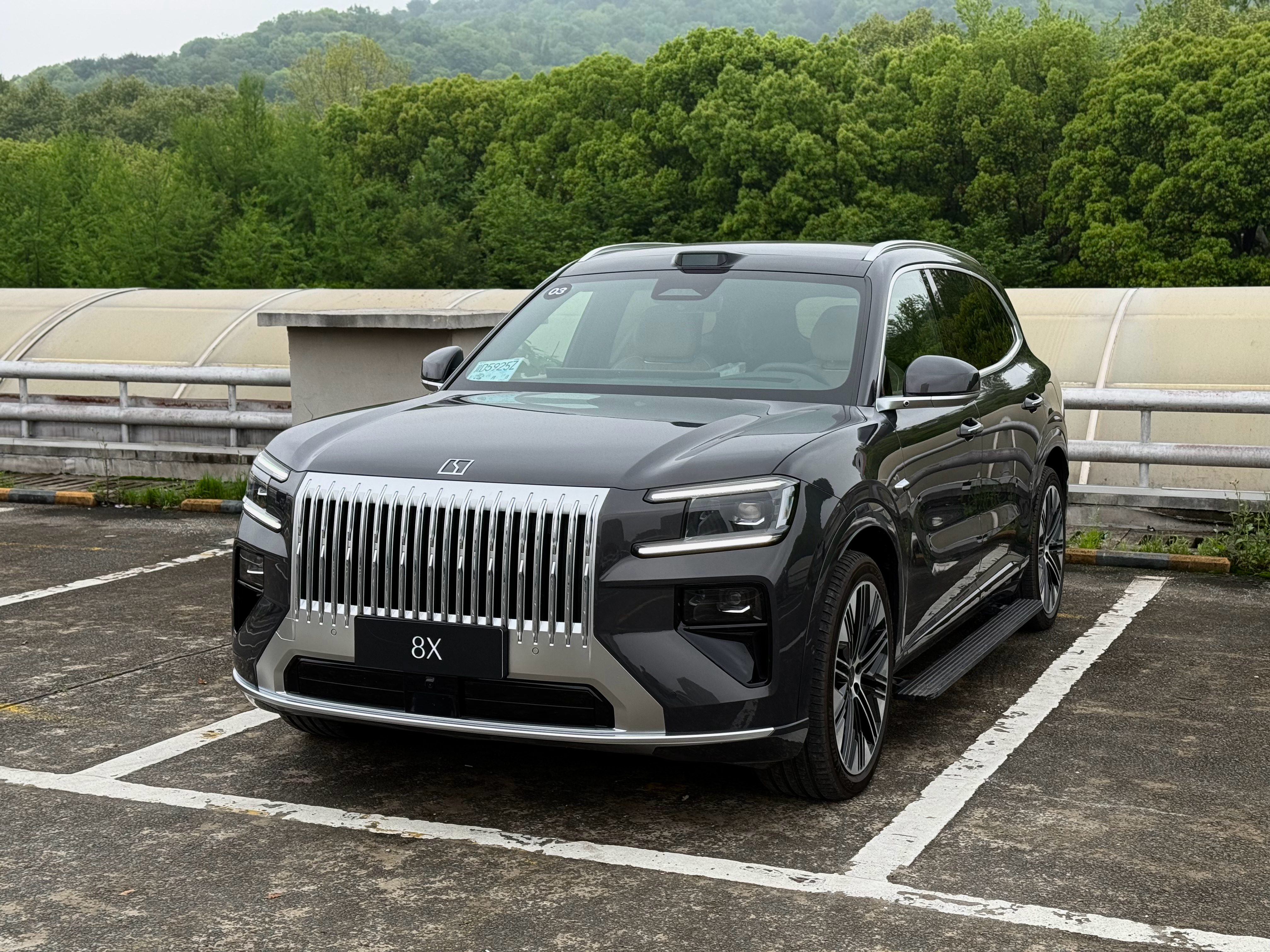 要说设计上的情绪价值，这车确实比眉清目秀的新势力们更有进攻性