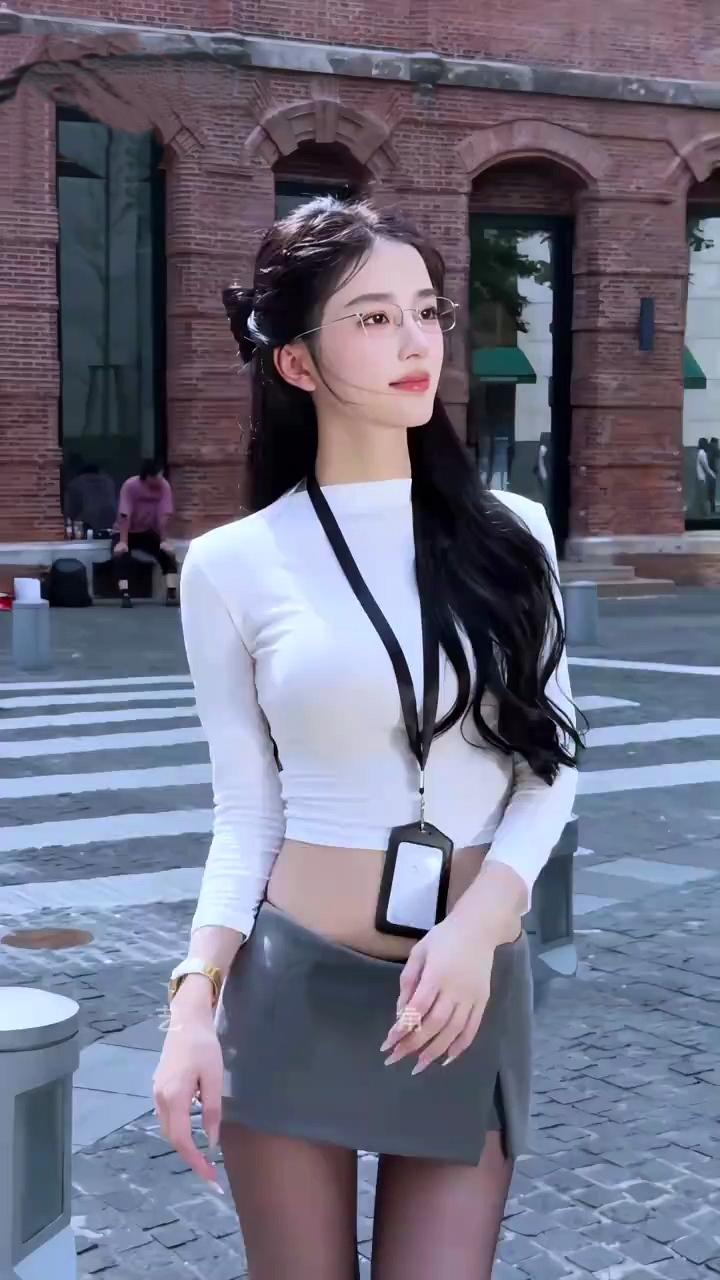 潘敏甜脸欲身段，紧致细腰高挑流畅S曲线，柔媚御姐风拉满[比心][比心][赞][送