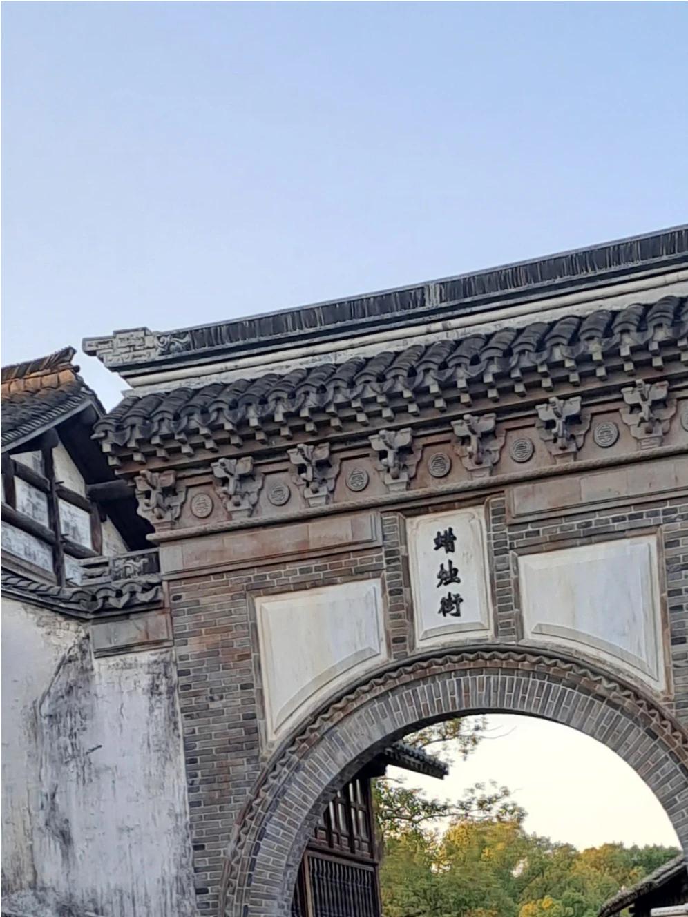 上联：又忆江南春色好
下联：难忘古城巷子深