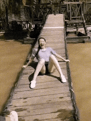 美女
这水看着也太浑浊了吧
你这掉下去喝几口的话
不得拉肚子[捂脸]