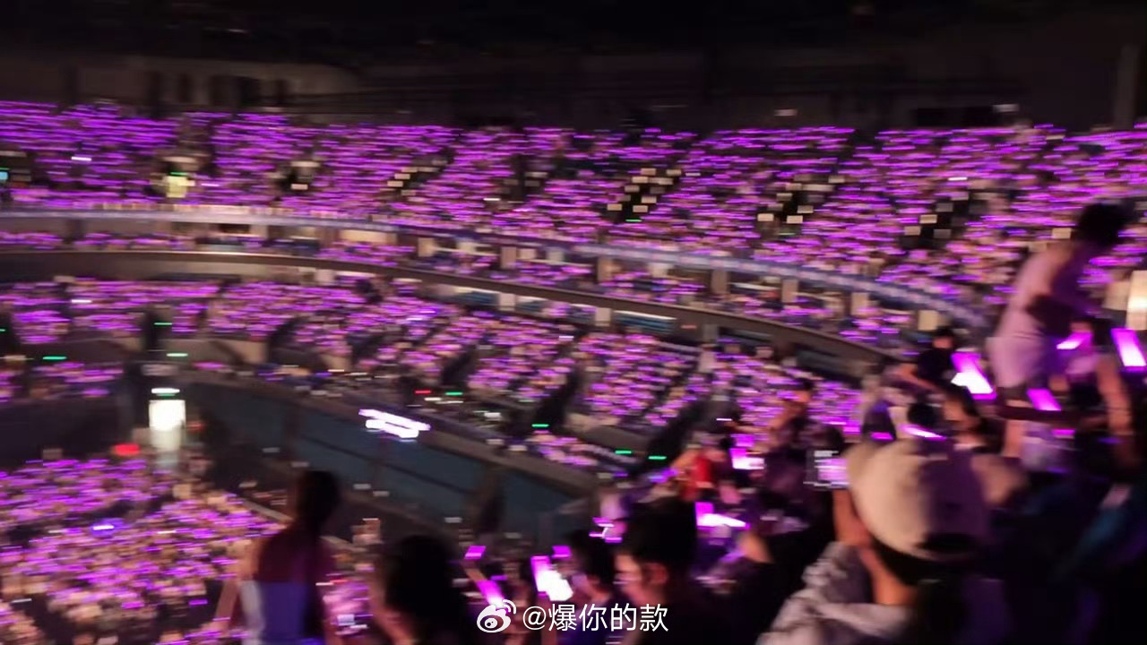 罗云熙南京演唱会的上座率演唱会好多人啊！ 