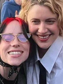 Billie Eilish 已经是老奶奶了！
Billie Eilish 和 D