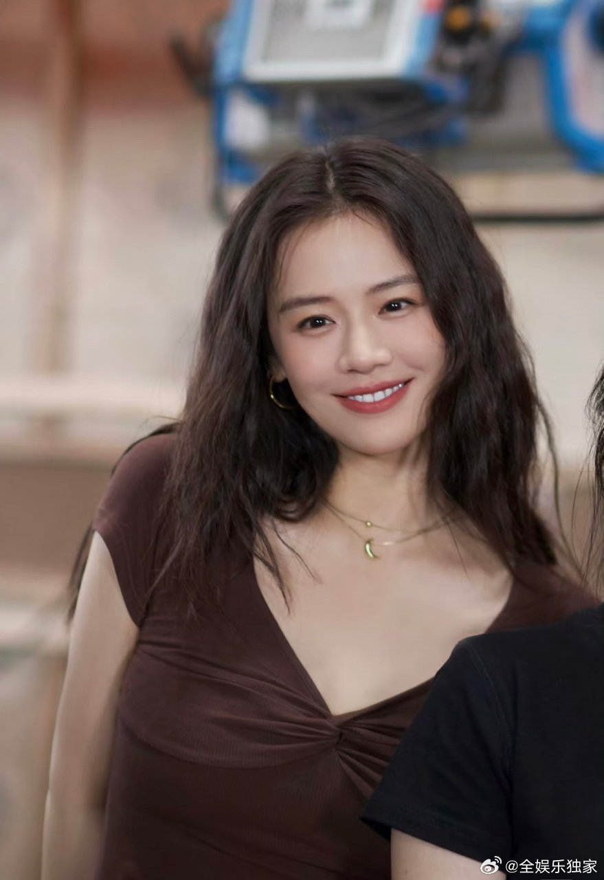 外国人演我看马思纯 谁没试过这样偷偷盯美女啊！马思纯身上那种毫不费力的舒展感，不