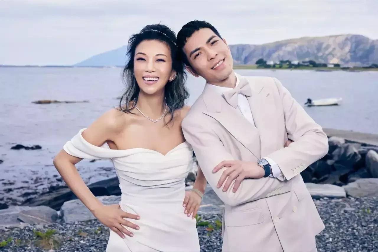 萧敬腾官宣结婚，娶大其14岁的女经纪人林有慧！

今天雨神萧敬腾正式对外宣布他已