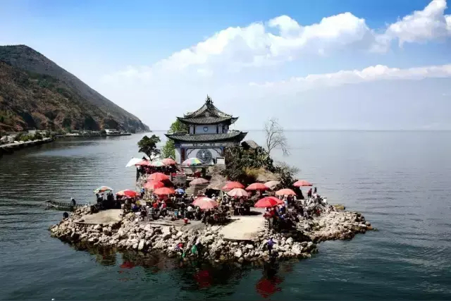 这届网友五一扎堆自驾去大理昆明成为五一自驾热门城市昆明的早樱刚谢，自驾车队已向着