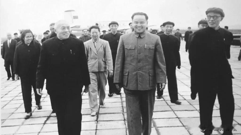 1965年北京机场，归国的李宗仁在韦国清等人陪同下缓步前行。他毅然放弃海外生活回