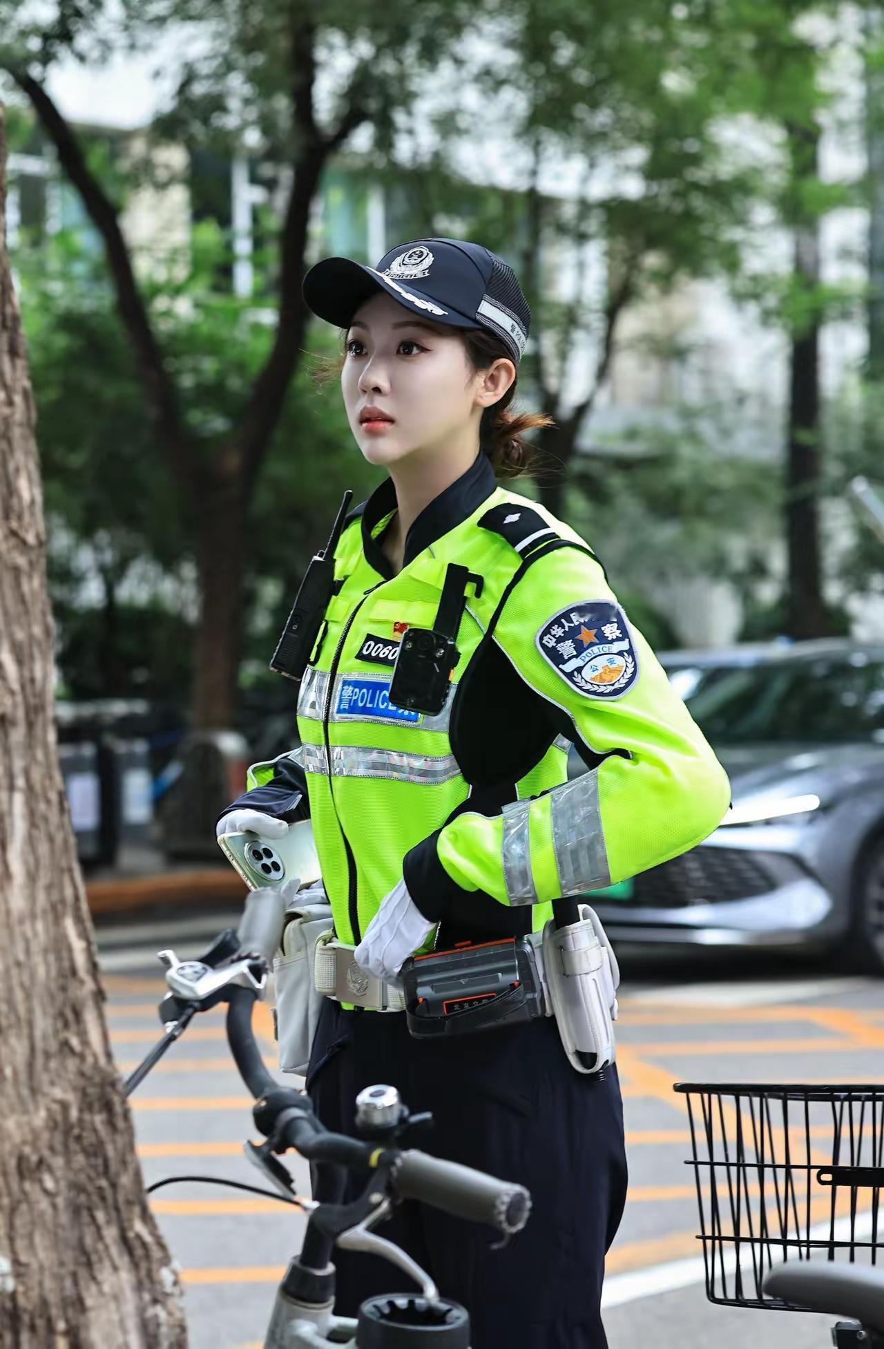 对联
上联：[作揖][作揖][作揖]；
下联：警察。