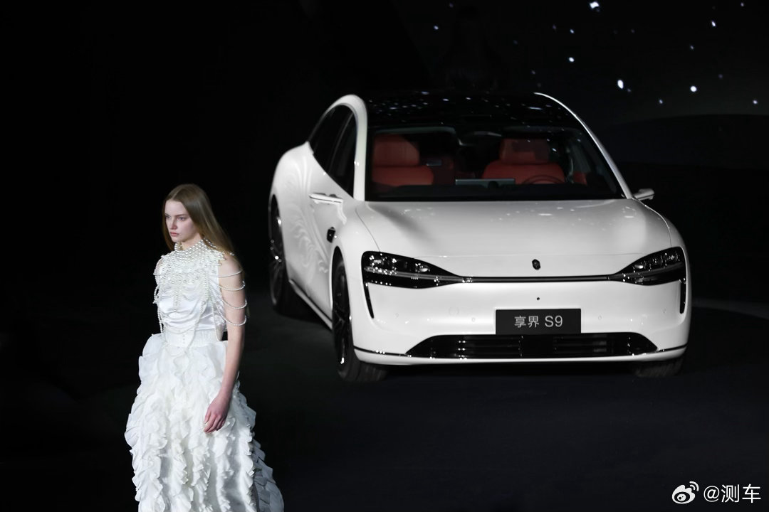 享界S9T星玫粉、S9月绒白亮相北京时装周，用高定艺术车衣把科技和浪漫玩到了一起