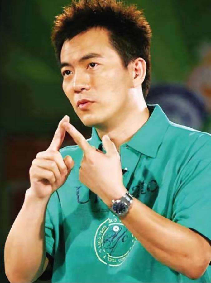 黄健翔在太太孙颖做完乳腺癌手术后立即提出离婚，孙颖泪流满面地质问：“我 17 岁