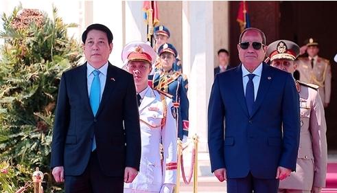 不符合惯例！埃及总统塞西戴着墨镜迎接梁强

梁强代表越南四驾马车，时隔7年再次访