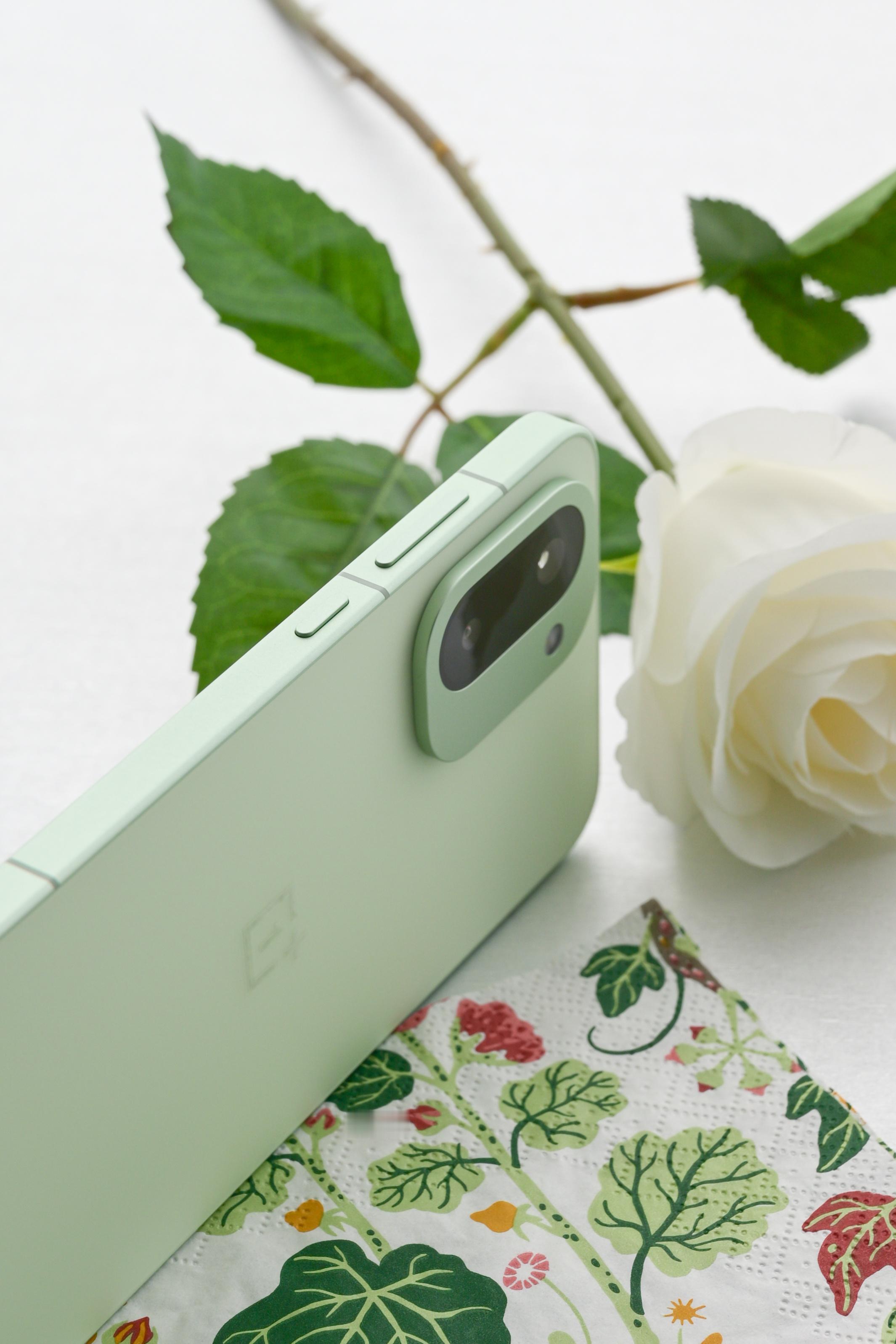 早，一组一加 Ace 6T「掠影绿」配色随手拍。一加 Ace 6T 的绿色质感很