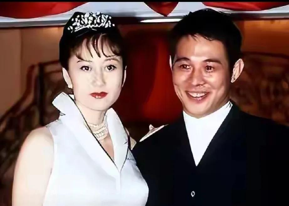 李连杰大女儿结婚，他送三十万车当嫁妆，网上炸锅！这背后，藏着35年的旧账。当年，