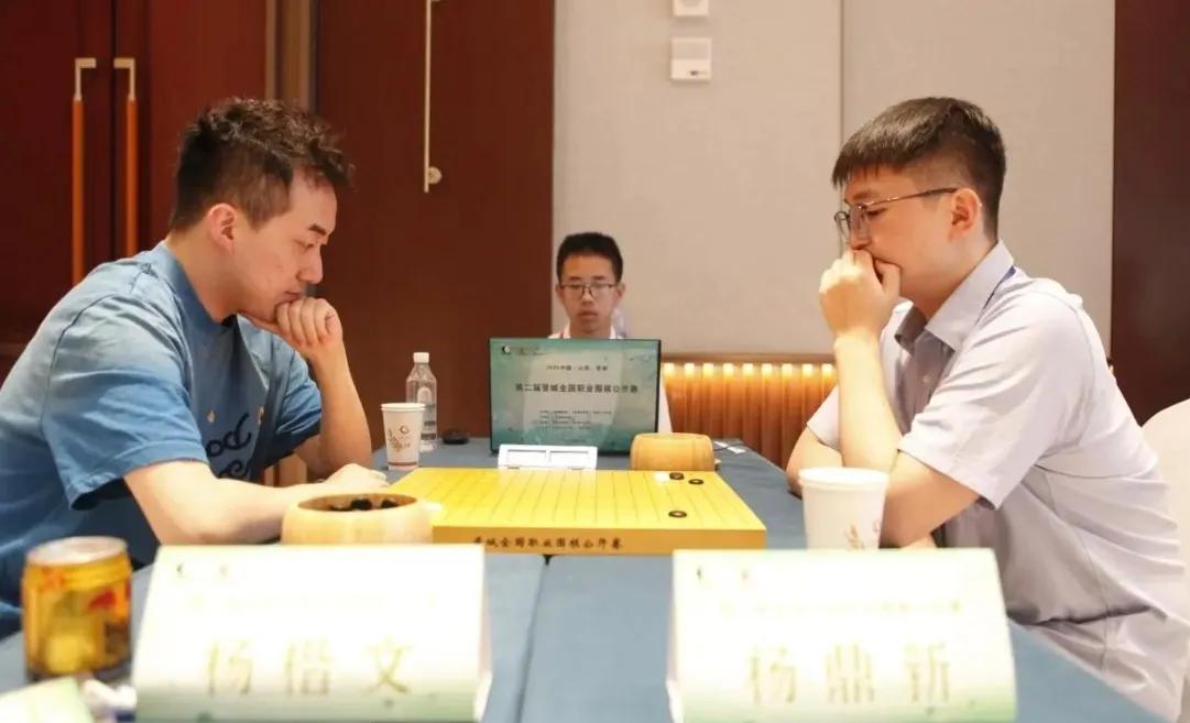 晋城全国围棋公开赛精彩瞬间∽
黑马胡耀宇差点再爆冷门
卫冕冠军杨鼎新首轮退赛
九