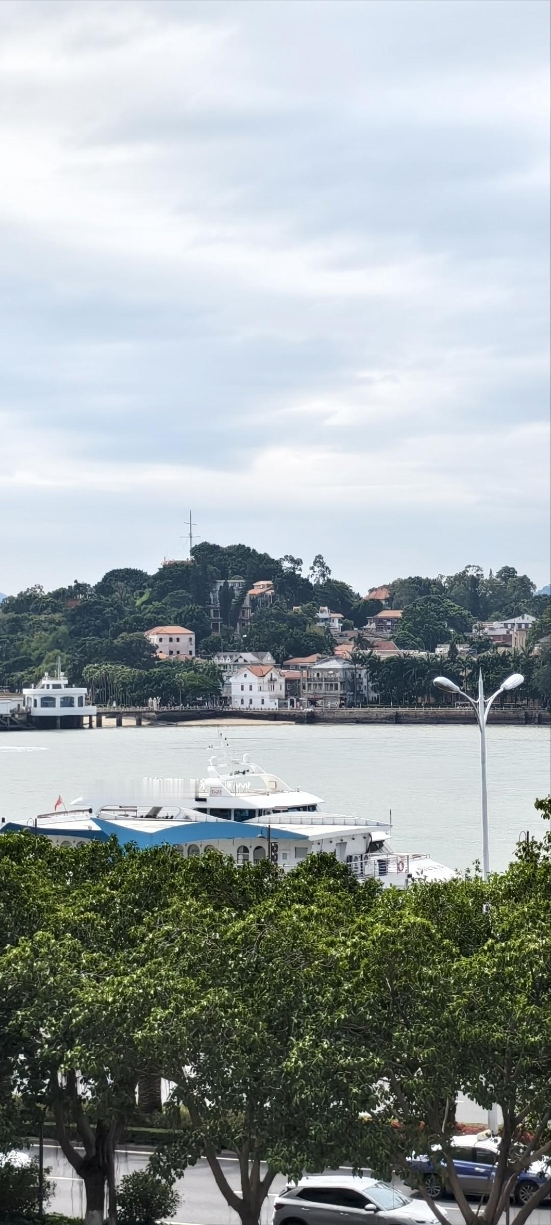 海港风光，游轮停泊，绿树掩映，宁静祥和。