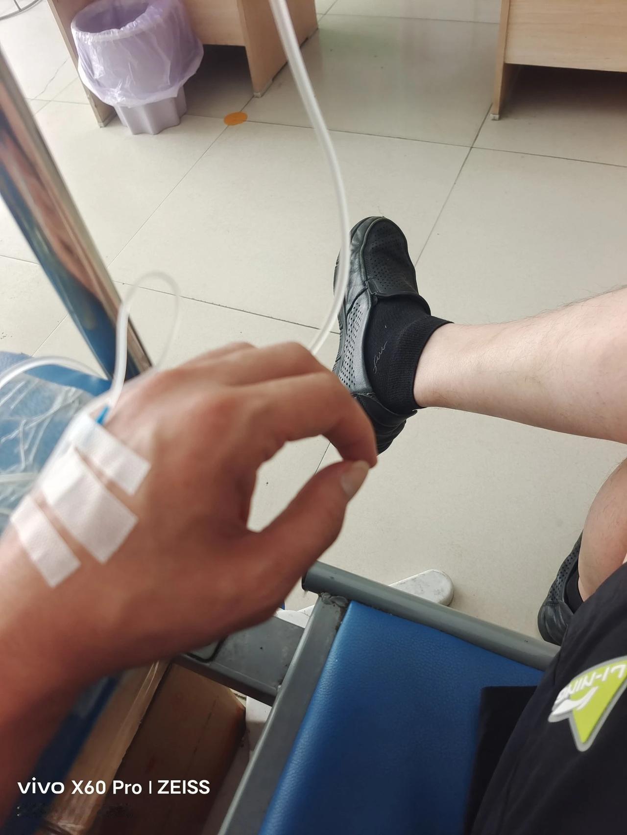 太热了，直接干到卫生室了！

老铁们出门干活一定要注意了，挣不完的钱，身体最重要
