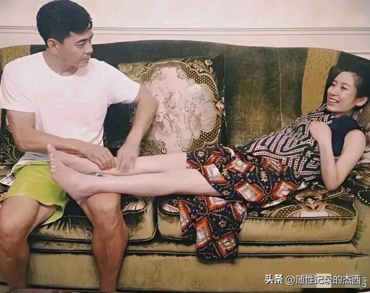 秦海璐年轻的时候还真是幸福啊，躺在沙发那有老公王新军帮忙按压小腿，现实生活中他们