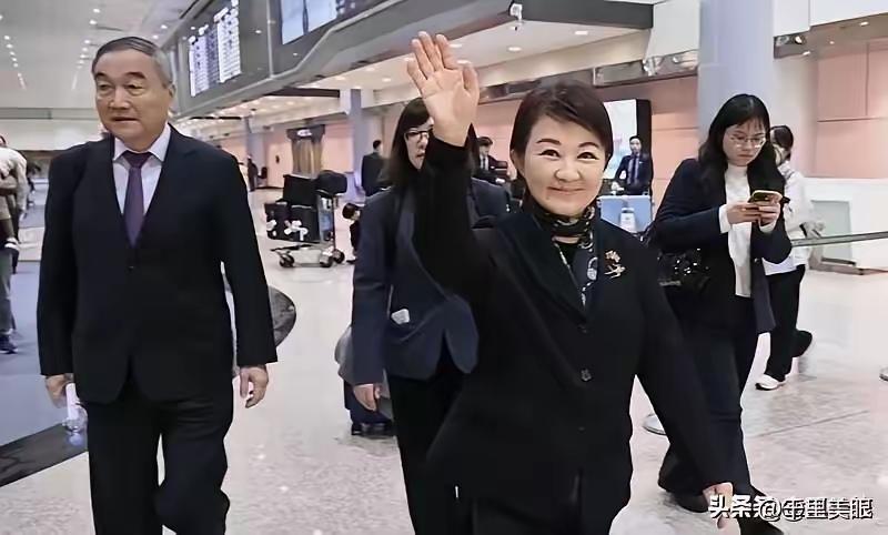 去了一趟美国吹捧那是必须的，就有炫耀的资本了，不过其它正经成果一样也没有！
此次