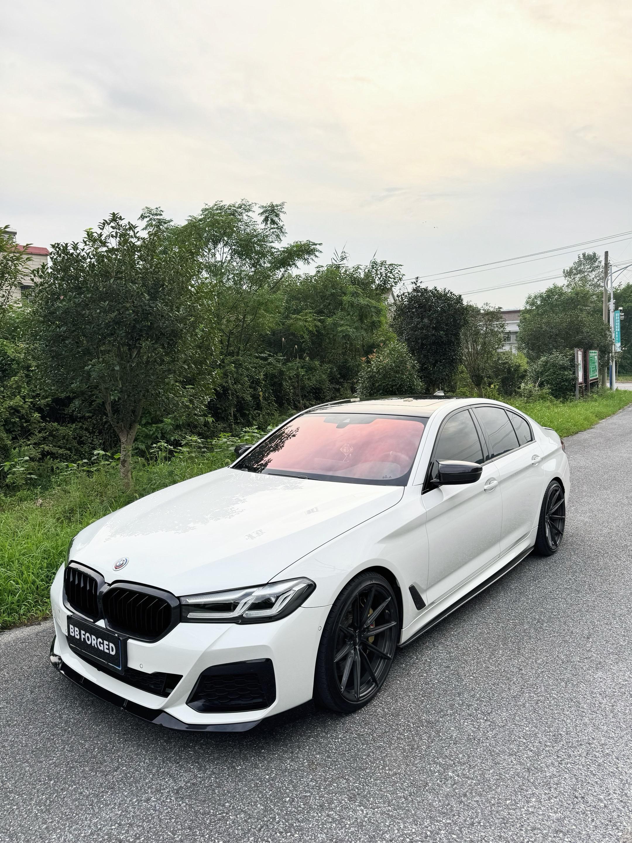 还是带美瞳的宝马五系好看