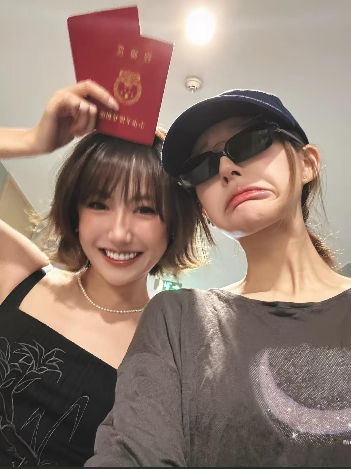 还以为魏笑是和赵露思领证了赵露思你俩结婚我又唱又跳魏笑结婚评论区赵露思整活，你俩