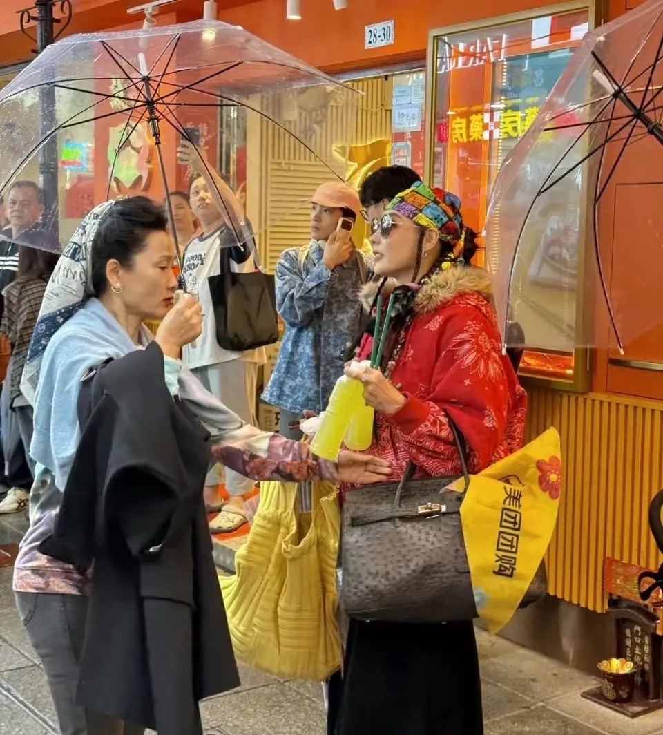 张柏芝最近街拍 我看有评论形容的好准确：看她街拍每次都是带很多东西出门 感觉特别
