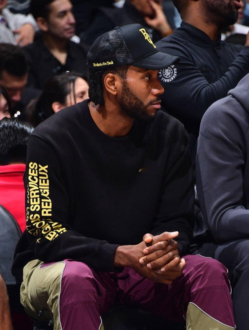 据记者报道，伦纳德的膝盖肿胀严重。哈密瓜还会甜么[doge]#NBA[超话]##