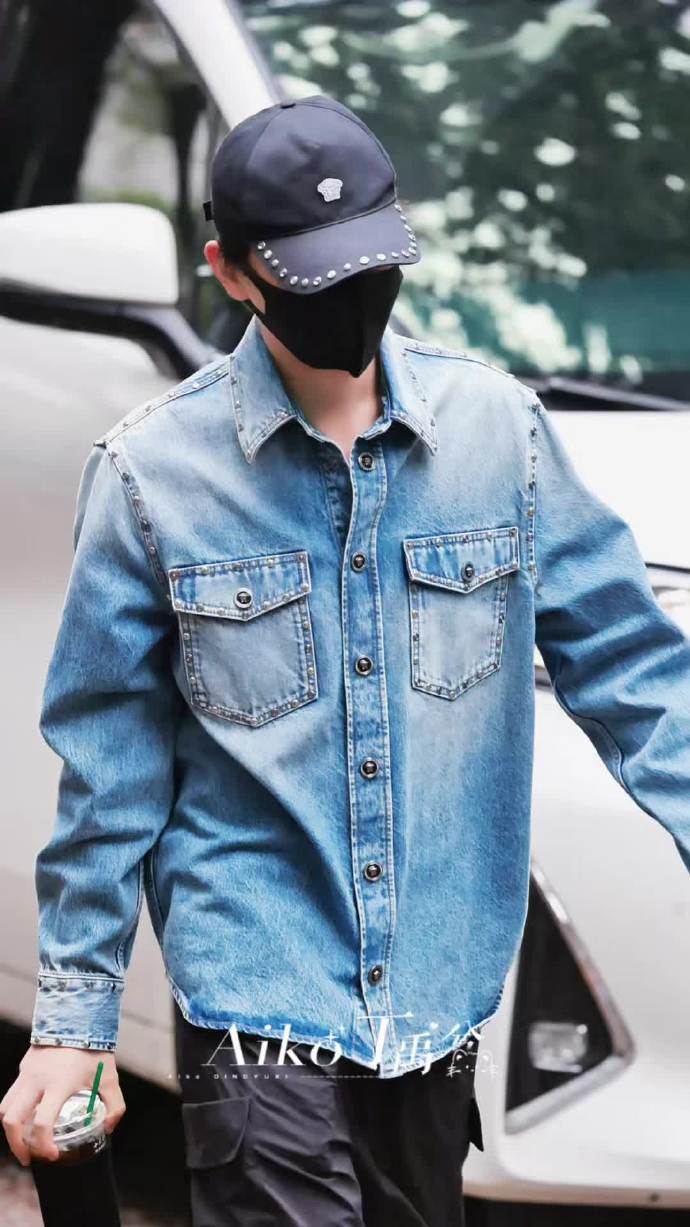 丁禹兮牛仔衬衫铆钉帽look 丁禹兮胸口的蚊子包 丁禹兮牛仔衬衫铆钉帽look，