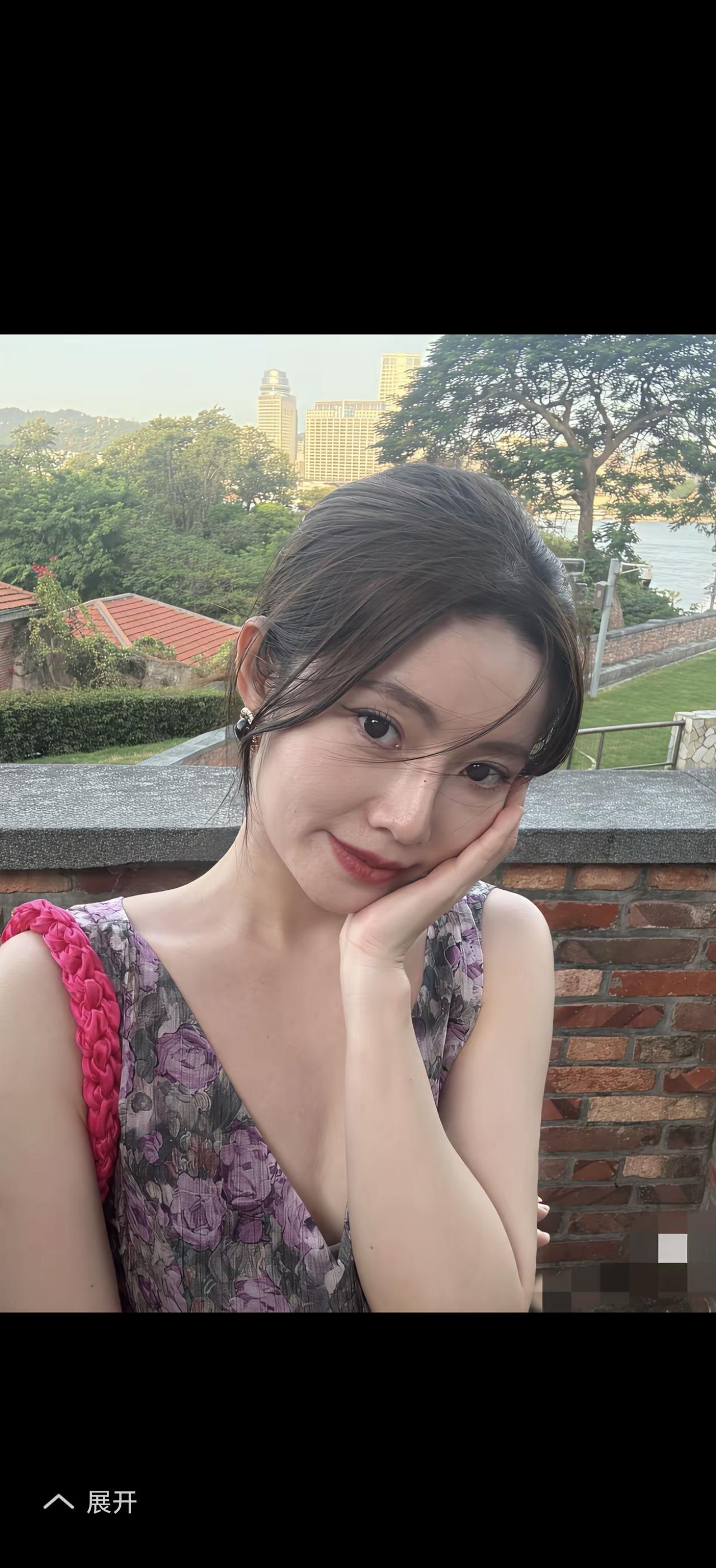 城市天际线下的浪漫自拍，花裙与绿植的完美融合。