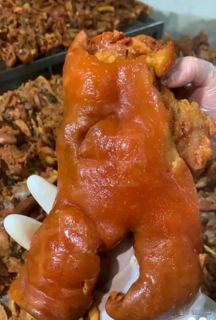 奇怪街上咋这么多买猪头肉的呢？出门逛逛，到处都有喇叭喊：“二月二，龙抬头，吃猪头