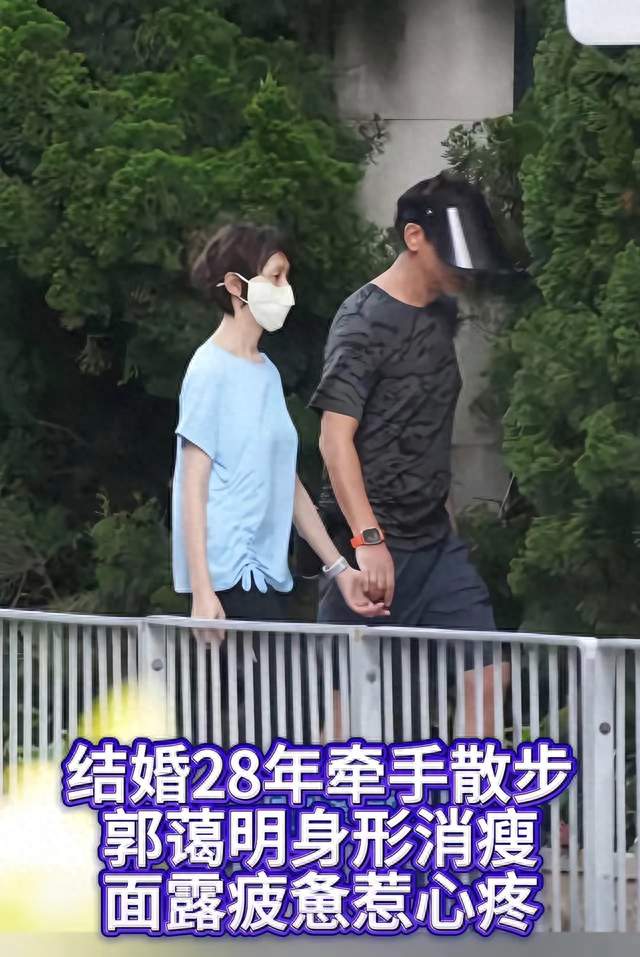 刘青云与郭蔼明牵手遛弯，郭蔼明身形消瘦 影帝全程呵护宠妻