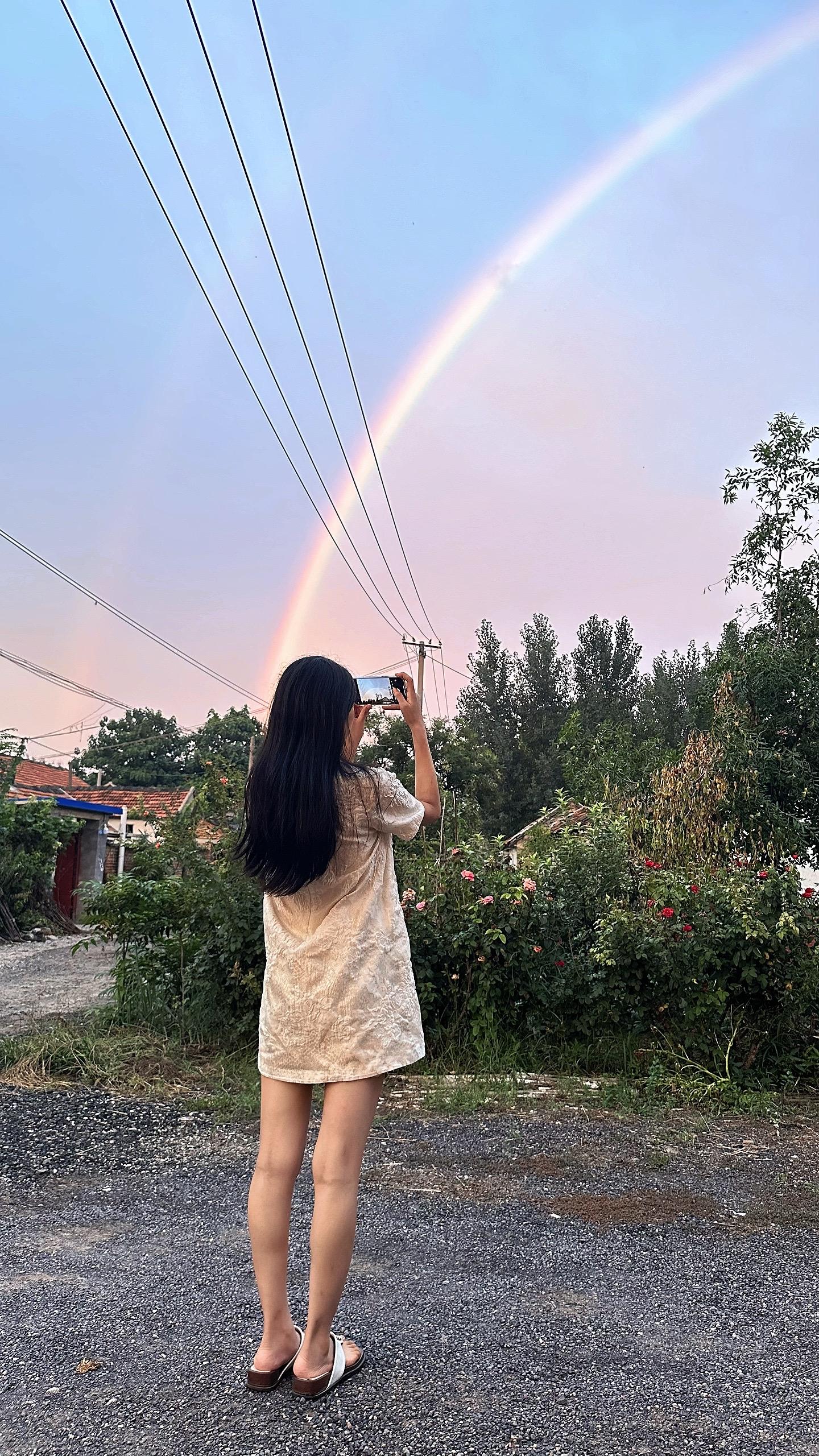 🌈“听说看见彩虹的人都会变的幸运” 世俗淹没不了人间浪漫，雨过天晴之...