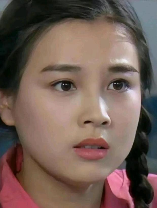 家人们，谁的童年 DNA 狠狠动了！还记得这位惊艳了 90 年代荧屏的女演员吗？