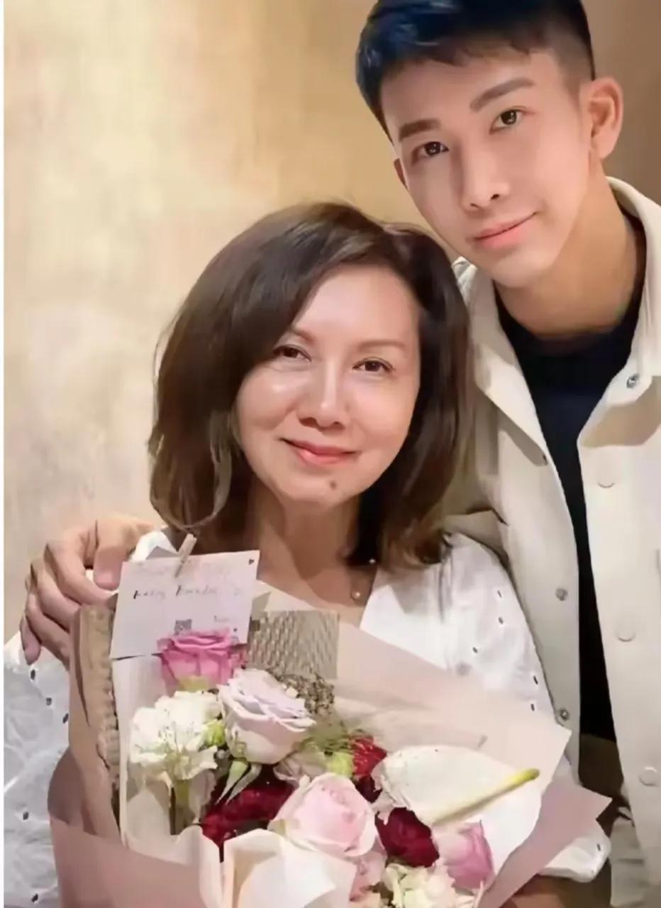 福建莆田一位52岁的富婆，用280万包养了一位24岁的小伙，这富婆保养的太好了，