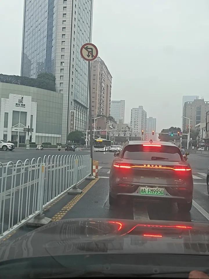 标题：紧急！烈士公园年嘉湖隧道（严家湖）河西出口红绿灯全线断电，盼尽快抢修
 