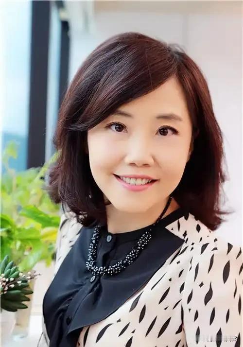 郑丽文当选国民党党主席后，看在与尹乃菁姐妹的情份下，邀请尹乃菁去任国民党党中央文