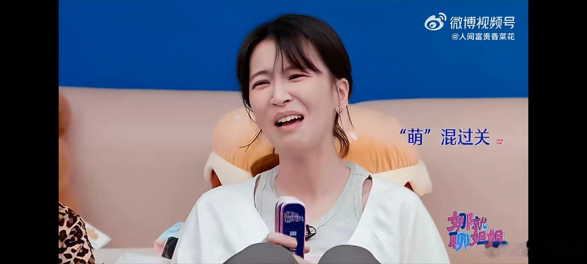 曾沛慈学到了黄灿灿的卖萌软萌姿态化解问答压力，曾沛慈完美复刻黄灿灿标志性卖萌方式