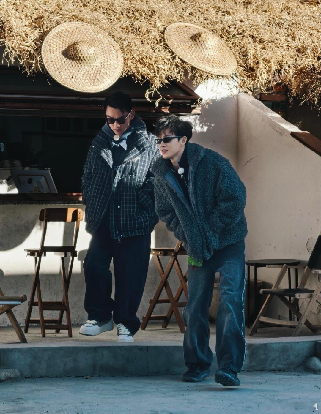 李昀锐、郑恺《》今日录制路透🈶 看给这俩人冻得