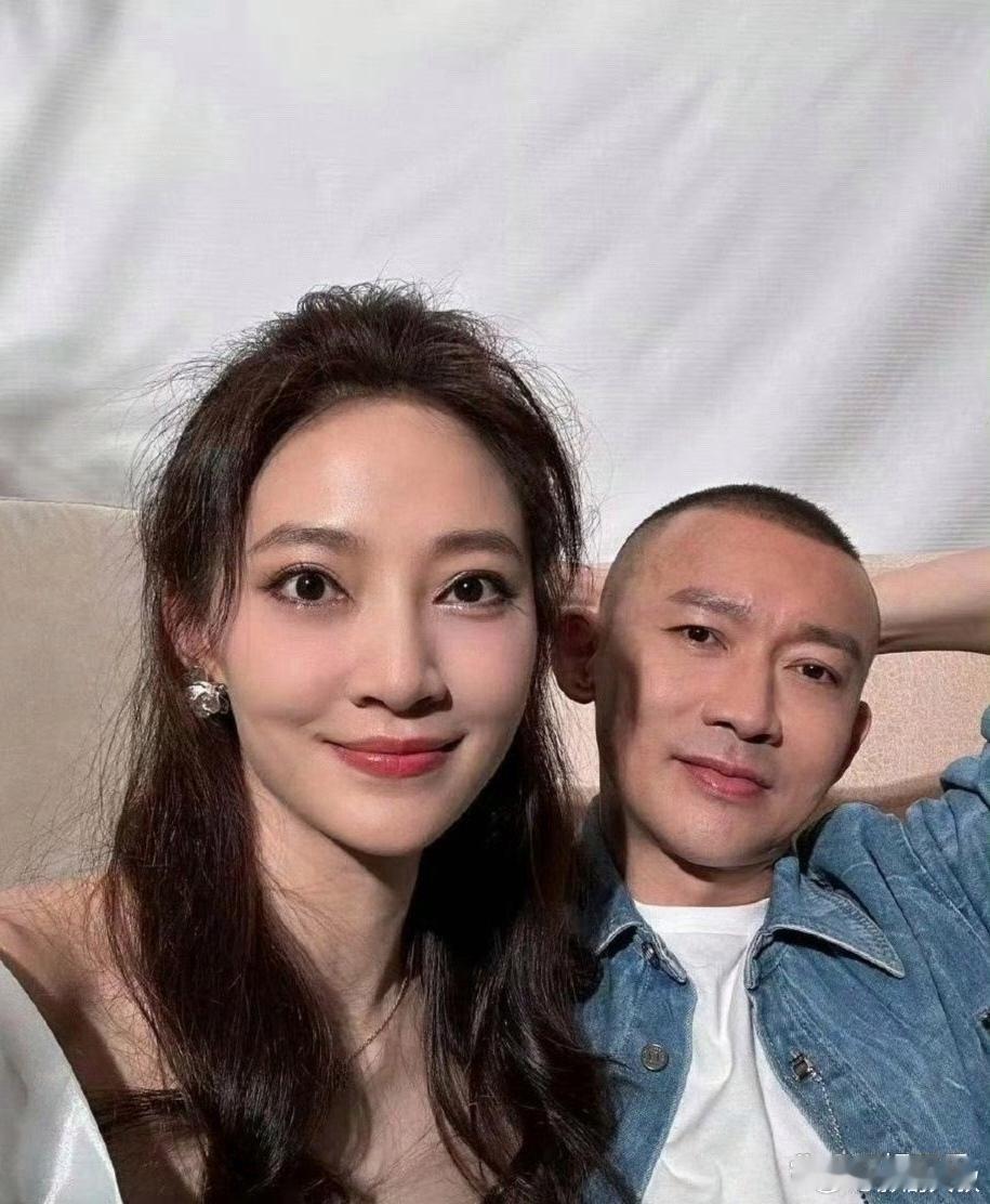 聂远和她的小娇妻，两人相差9岁，女方也是一名女演员。 