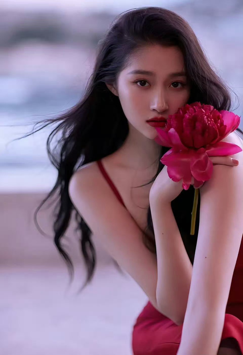 关晓彤颜值明艳动人的具象化 关晓彤的素净美太圈粉！路人生图里淡妆黑发超亮眼，粉色