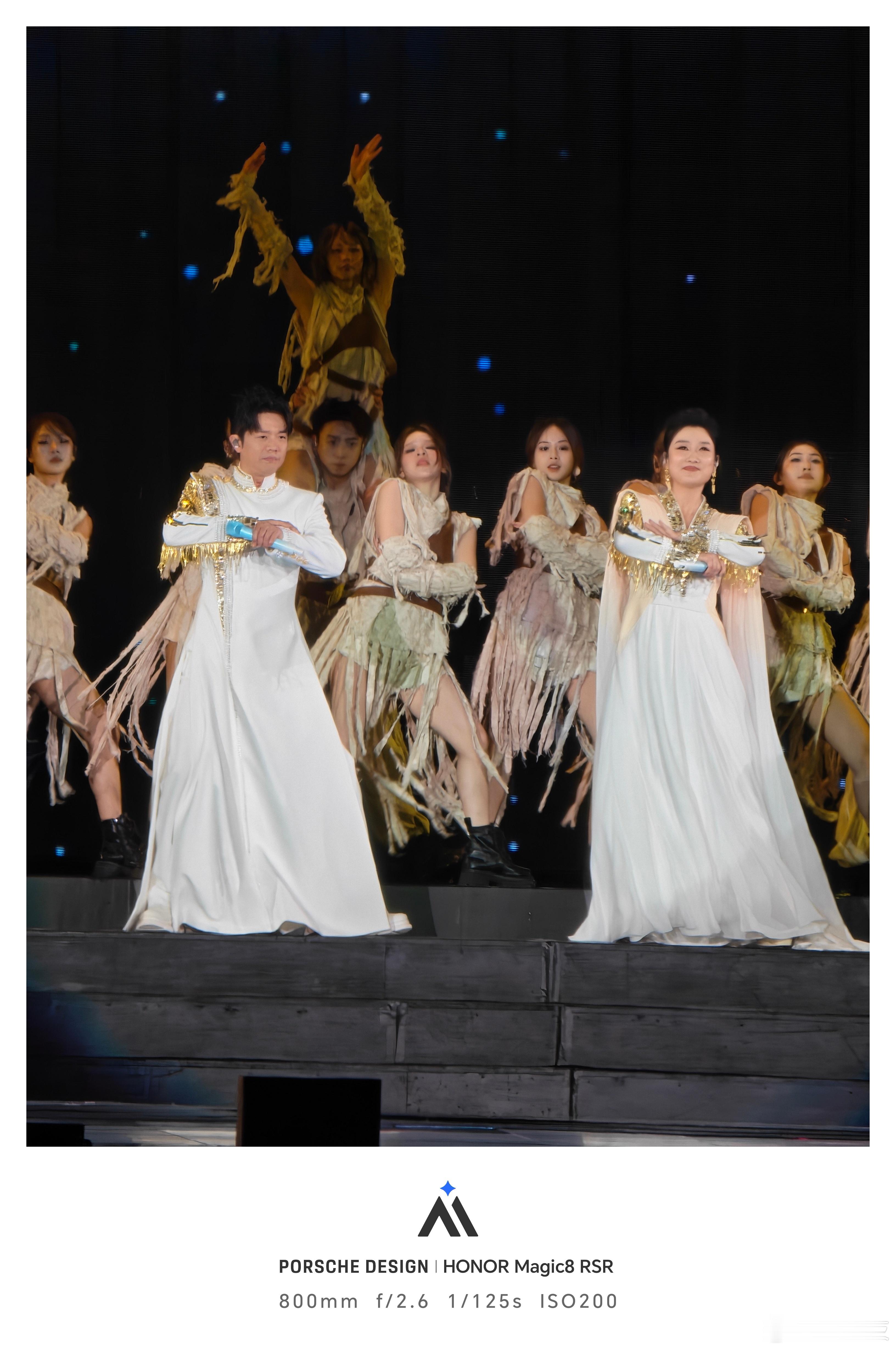 这就是凤凰传奇演唱会的含金量！万人蹦迪现场直出神图～必须给 荣耀Magic8 R