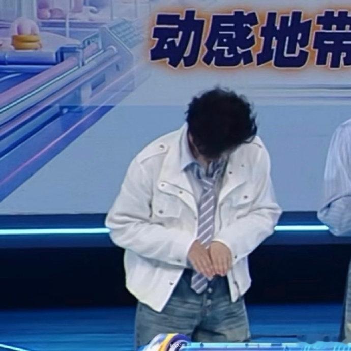 严浩翔色差check严浩翔双手色差对比严浩翔色差check中，严浩翔双手色差对比