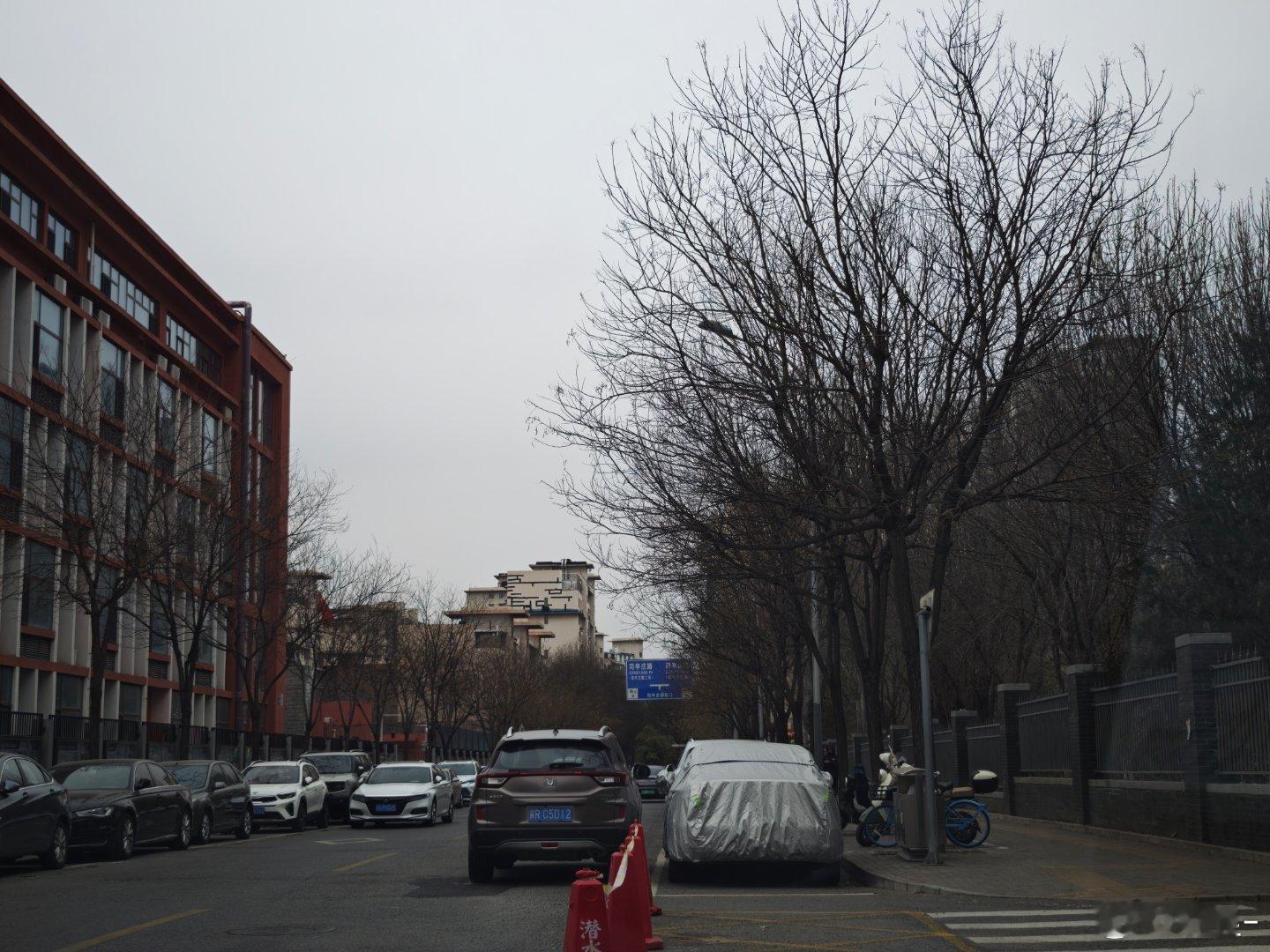 北京初雪来了天空灰蒙蒙的，是有点要下雪的意思啊