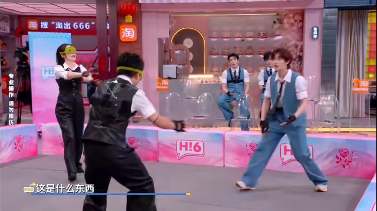 迪丽热巴玩游戏靠声波攻击 心有灵犀环节热巴化身人形干扰器，靠声音打乱节奏，另类战