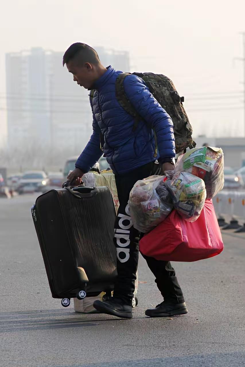 清江引·打工
岁节刚过行步匆，
惯踏东风送。
行囊别恨浓，
孤影南途共。
逐梦毅