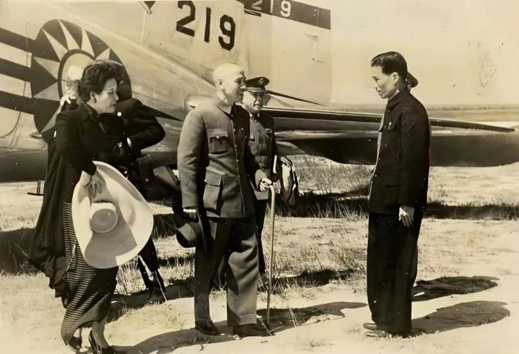 这是1946年10月21日，老蒋夫妇乘坐专机“美龄号”抵达台湾松山机场，这是他们