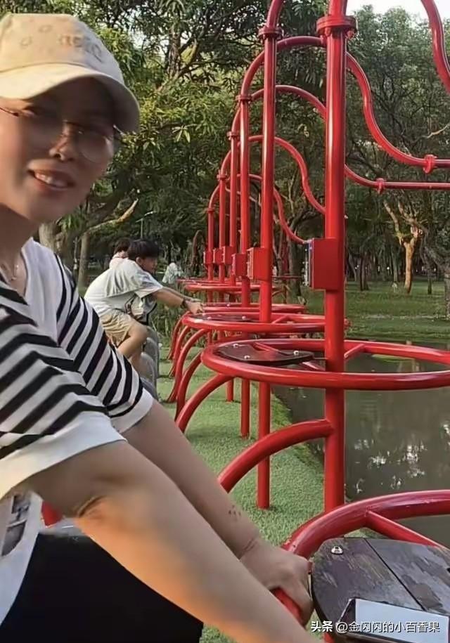 既小玥儿北京出境后小霖儿也在小杨阿姨的更新视频中出现了，大s 去时候连保姆都可以