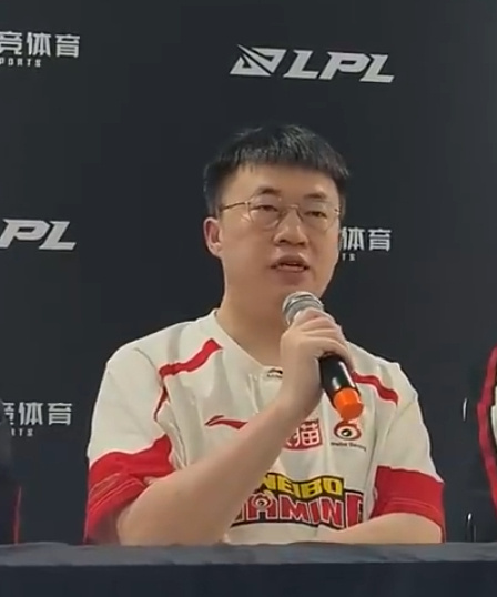 众解说看iG晋级骑士之路，Xiaohu说队内沟通费劲，在lpl第三赛段WBG不敌