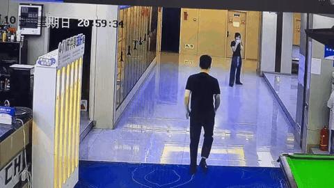 这是啥情况呀，
怎么一下子就跪下了呀？