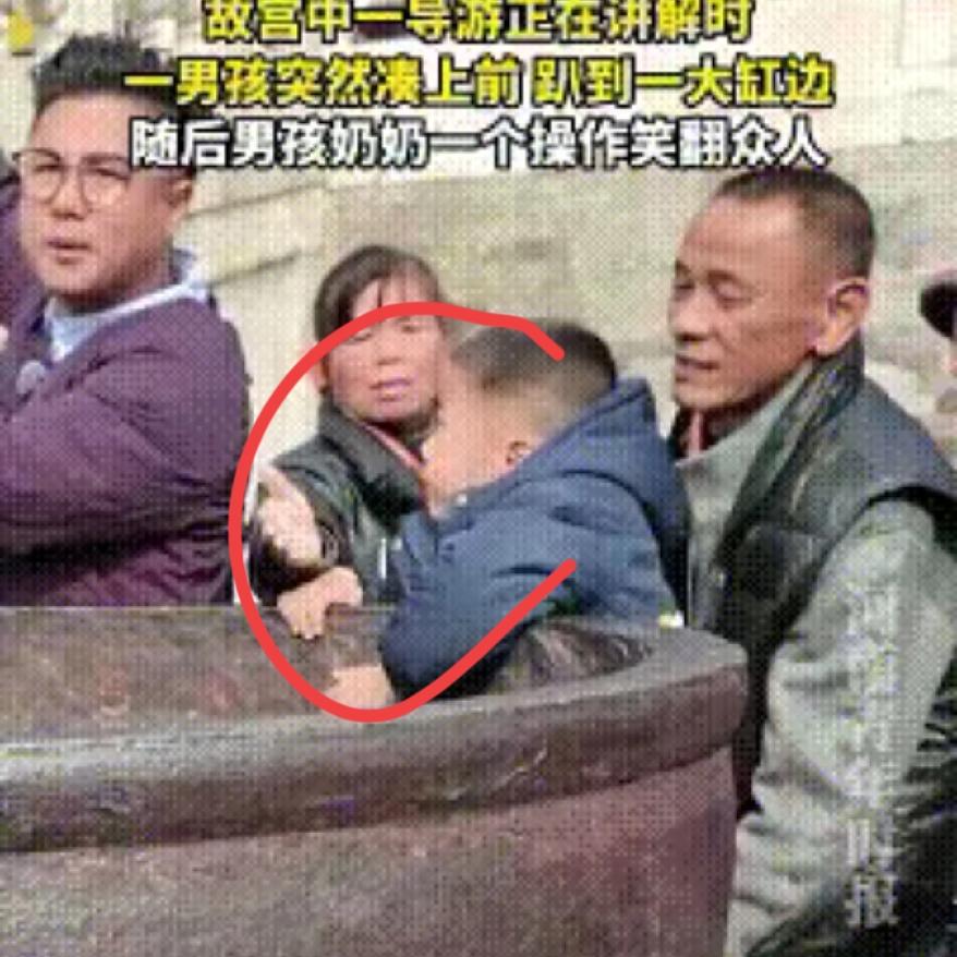 笑死了！
奶奶：跟他废什么话！
故宫这一幕真的太解气，全网都在为这位奶奶点赞。