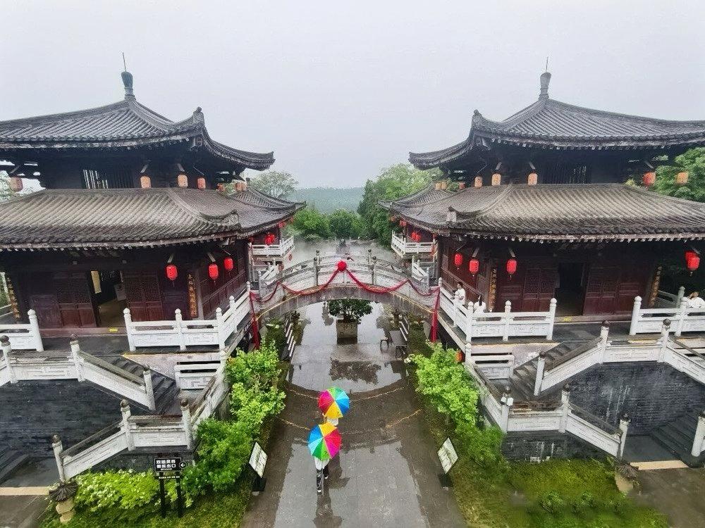 ［鳌山圣境首届“奇域”名家书画展］

6月17日，阆中鳌山圣境首届“奇域”名家书